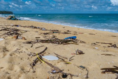 Phuket Tayland sahilinde plastik atık, muson mevsimi okyanus atıkları geri geliyor. Plastik şişeler ve sahildeki diğer atıklar.
