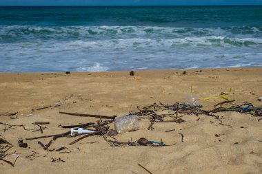 Phuket Tayland sahilinde plastik atık, muson mevsimi okyanus atıkları geri geliyor. Plastik şişeler ve sahildeki diğer atıklar.