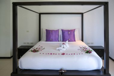 Asyalı parlak ve rahat modern yatak odası. çift kişilik yatak
