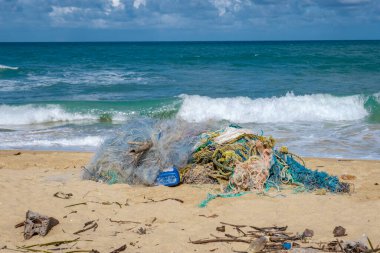 Phuket Tayland sahilinde plastik atık, muson mevsimi okyanus atıkları geri geliyor. Plastik şişeler ve sahildeki diğer atıklar.