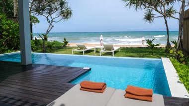 Yüzme havuzlu modern bir ev, plajda modern bir havuz villası, lüks bir villa.