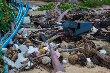 Phuket Tayland sahilinde plastik atık, muson mevsimi okyanus atıkları geri geliyor. Plastik şişeler ve sahildeki diğer atıklar.