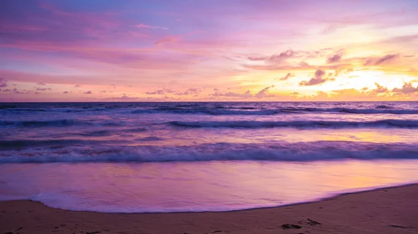 在泰国普吉海滩上的落日 在季风雨季的落日 在海滩上的彩色落日 — 图库照片
