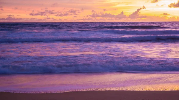 Zonsondergang Het Strand Van Phuket Thailand Kleurrijke Zonsondergang Tijdens Moesson — Stockfoto