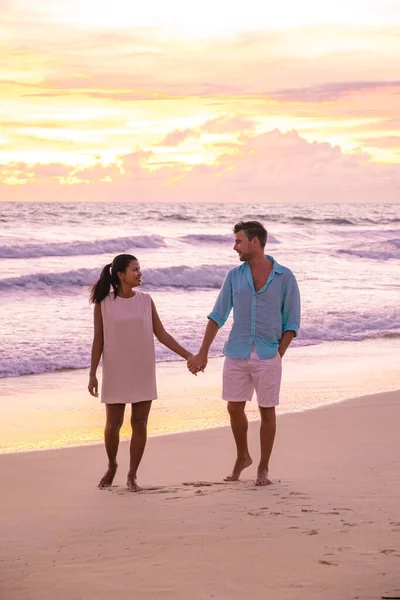 日落在泰国普吉岛的海滩上 多彩的日落在季风雨季的海滩上 亚洲妇女和白人男子观看日落 — 图库照片