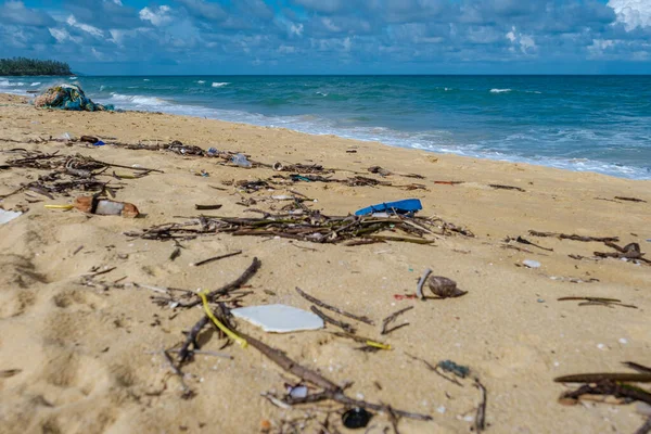 プーケットタイのビーチでプラスチック廃棄物 海からモンスーンの季節のアル廃棄物が戻ってきます プラスチック製の瓶やその他の廃棄物は — ストック写真
