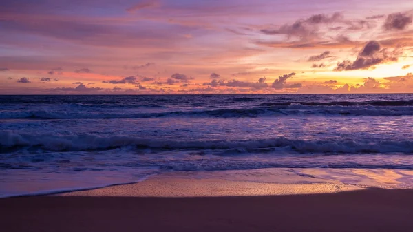 Zonsondergang Het Strand Van Phuket Thailand Kleurrijke Zonsondergang Tijdens Moesson — Stockfoto