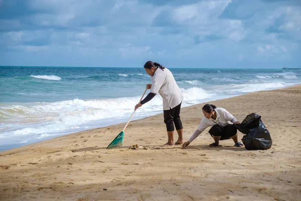Menschen Reinigen Plastikmüll Strand Von Phuket Thailand Juli 2022 — Stockfoto