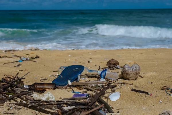 プーケットタイのビーチでプラスチック廃棄物 海からモンスーンの季節のアル廃棄物が戻ってきます プラスチック製の瓶やその他の廃棄物は — ストック写真