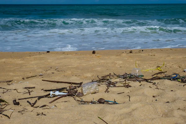 プーケットタイのビーチでプラスチック廃棄物 海からモンスーンの季節のアル廃棄物が戻ってきます プラスチック製の瓶やその他の廃棄物は — ストック写真