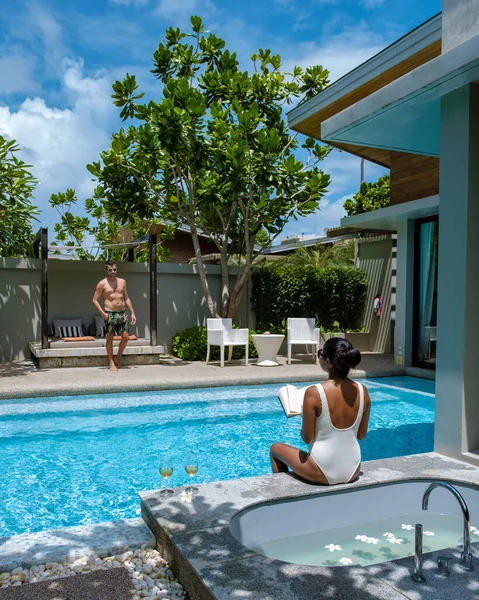 Coppia Uomini Donne Una Vacanza Lusso Una Villa Bordo Piscina — Foto Stock