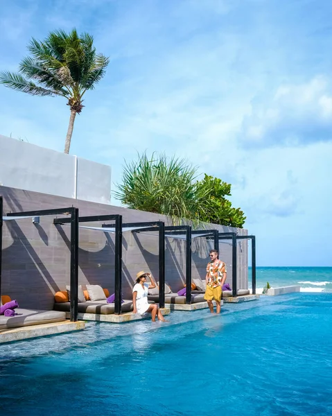 Paar Männer Und Frauen Bei Einem Luxusurlaub Einer Pool Villa — Stockfoto