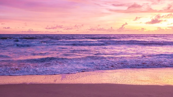 在泰国普吉海滩上的落日 在季风雨季的落日 在海滩上的彩色落日 — 图库照片