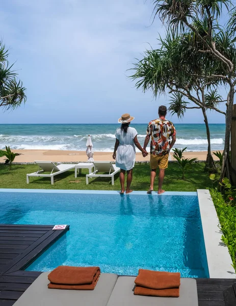 Coppia Uomini Donne Una Vacanza Lusso Una Villa Bordo Piscina — Foto Stock