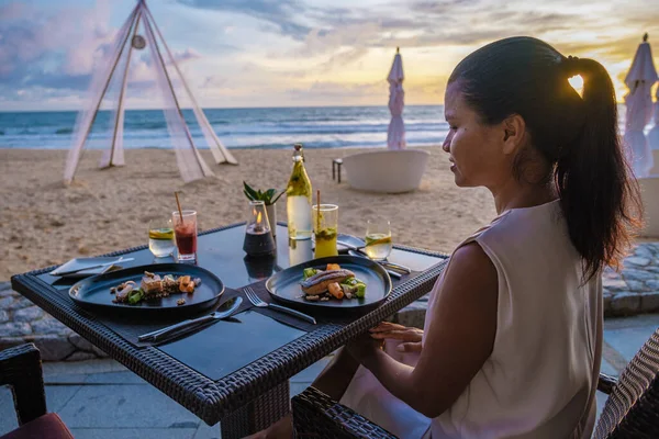Mulher Asiática Jantar Durante Pôr Sol Praia Phuket Tailândia Khao — Fotografia de Stock