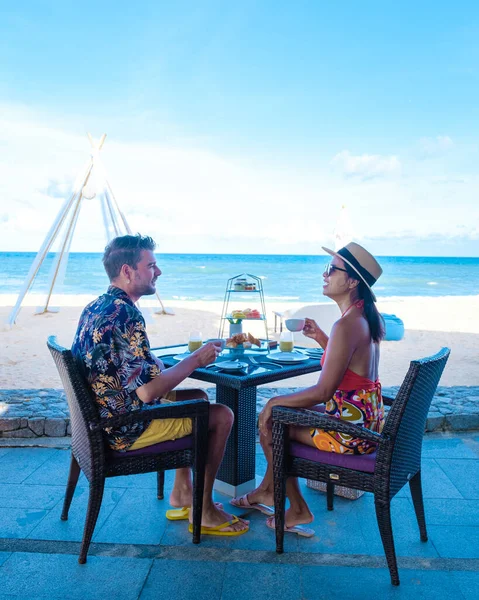 Breakfast Beach Phuket Thailand Couple Men Women Having Luxury Breakfast — 스톡 사진