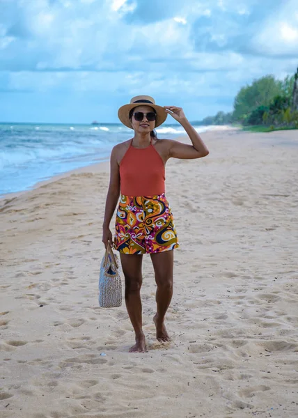 Ασιάτισσα Κομψή Γυναίκα Περπατώντας Στην Παραλία Ένα Καπέλο Και Τσάντα — Φωτογραφία Αρχείου