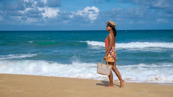 Aziatische Elegante Vrouw Lopen Het Strand Met Een Hoed Tas — Stockfoto