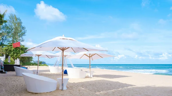 在泰国普吉岛 海滩上有豪华的海滩床和雨伞 海滩上有椅子和白色雨伞 — 图库照片