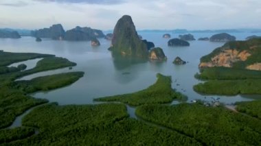 Sametnangshe 'nin panorama manzarası, Phangnga körfezindeki dağların manzarası, Miranda Denizi' ndeki mangrov ormanı, akşam alacakaranlığı gökyüzü, Tayland, Phangnga 'da seyahat yeri.