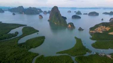 Sametnangshe 'nin panorama manzarası, Phangnga körfezindeki dağların manzarası, Miranda Denizi' ndeki mangrov ormanı, akşam alacakaranlığı gökyüzü, Tayland, Phangnga 'da seyahat yeri.