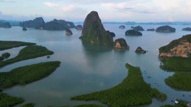 Sametnangshe 'nin panorama manzarası, Phangnga körfezindeki dağların manzarası, Miranda Denizi' ndeki mangrov ormanı, akşam alacakaranlığı gökyüzü, Tayland, Phangnga 'da seyahat yeri.