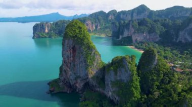 Railay Beach Krabi Tayland, Railay Krabi 'nin tropikal plajı, Tayland' da devasa kireçtaşı kayaları olan huzurlu Railay Railay Sahili manzarası. 