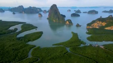Sametnangshe 'nin panorama manzarası, Phangnga körfezindeki dağların manzarası, Miranda Denizi' ndeki mangrov ormanı, akşam alacakaranlığı gökyüzü, Tayland, Phangnga 'da seyahat yeri.