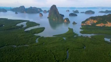 Sametnangshe 'nin panorama manzarası, Phangnga körfezindeki dağların manzarası, Miranda Denizi' ndeki mangrov ormanı, akşam alacakaranlığı gökyüzü, Tayland, Phangnga 'da seyahat yeri.