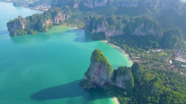 Railay Beach Krabi Tayland, Railay Krabi 'nin tropikal plajı, Tayland' da devasa kireçtaşı kayaları olan huzurlu Railay Railay Sahili manzarası. 