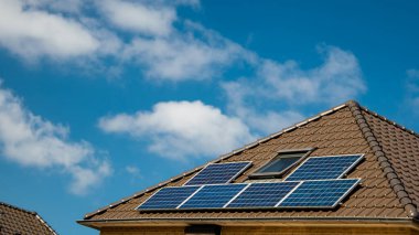 Güneşli bir gökyüzüne bağlı güneş panelleri olan yeni evler inşa edin. Siyah güneş panelleri olan yeni binaları kapatın. Zonnepanelen, Zonne enerjisi, Çevirisi: Güneş paneli, Güneş Enerjisi. 
