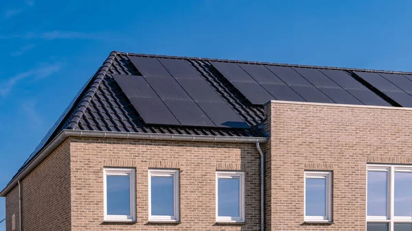 Nowo Wybudowane Domy Panelami Słonecznymi Przymocowanymi Dachu Słonecznego Nieba Blisko — Zdjęcie stockowe