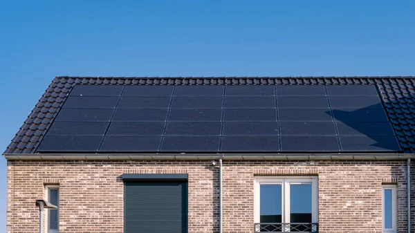 Nieuwbouw Huizen Met Zonnepanelen Het Dak Tegen Een Zonnige Hemel — Stockfoto