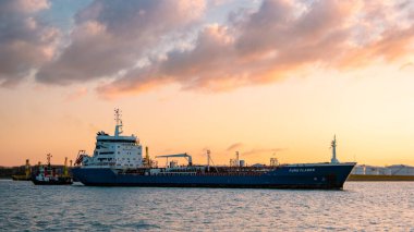 Rotterdam Hollanda Haziran 2020, Rotterdam limanında güneş doğarken kimyasal taşıyıcıları olan petrol limanı, petrol ve doğalgaz depolamak için büyük petrol tankları
