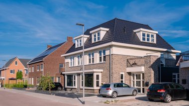 Modern aile evleri olan Hollanda Suburban bölgesi, Hollanda 'da yeni inşa edilmiş modern aile evleri, Hollanda aile evleri ve apartmanlar. Hollanda 'da, modern evle yeni inşa edilmiş sokaklar
