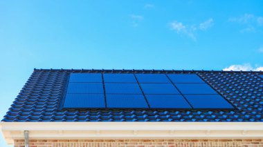 Güneşli bir gökyüzüne bağlı güneş panelleri olan yeni evler inşa edin. Siyah güneş panelleri olan yeni binaları kapatın. Zonnepanelen, Zonne enerjisi, Çevirisi: Güneş paneli, Güneş Enerjisi. 