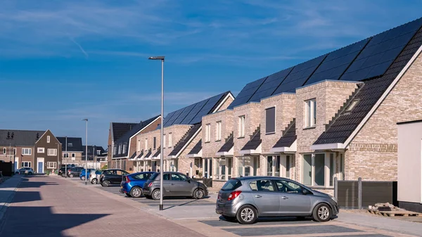 Recém Construir Casas Com Painéis Solares Ligados Telhado Contra Céu — Fotografia de Stock