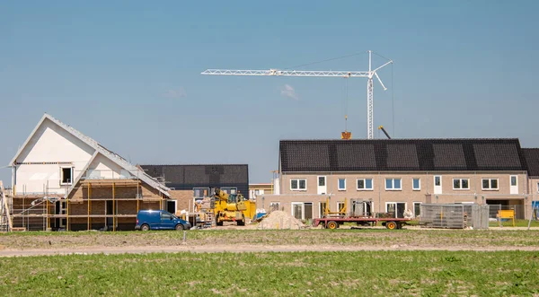 Nieuwbouw Huizen Met Zonnepanelen Het Dak Tegen Een Zonnige Hemel — Stockfoto