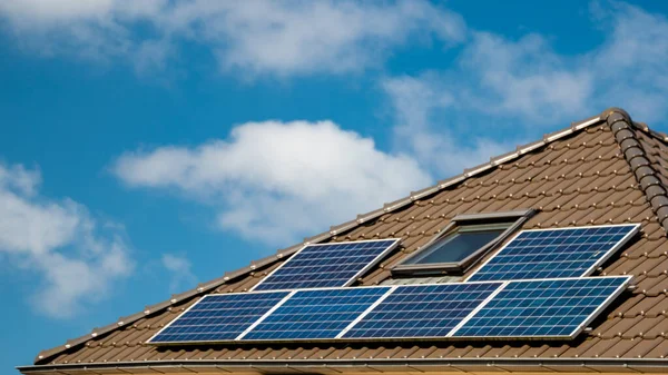 屋根の上に太陽光パネルが設置された新築住宅太陽光パネルが設置された新棟の閉鎖 Zonnepanen Zonne Energie Translation 太陽電池パネル 太陽エネルギー — ストック写真