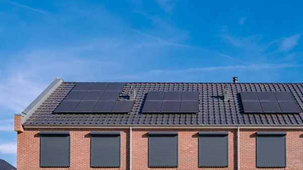 Nově Postavené Domy Solárními Panely Připevněnými Střeše Proti Slunné Obloze — Stock fotografie