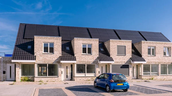 Recém Construir Casas Com Painéis Solares Ligados Telhado Contra Céu — Fotografia de Stock