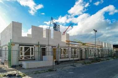 Yeni bir ev inşaatı, modern aile evleri olan Hollanda Suburban bölgesi, Hollanda 'da yeni inşa edilmiş modern aile evleri, Hollanda aile evleri., 