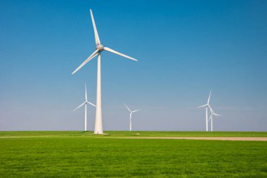 Okyanustaki yel değirmeni parkı, yeşil enerji üreten yel değirmeni türbinlerinin insansız hava görüntüsü Hollanda 'da denizde izole edilmiş yel değirmenleri. Yüksek kalite 4k görüntü