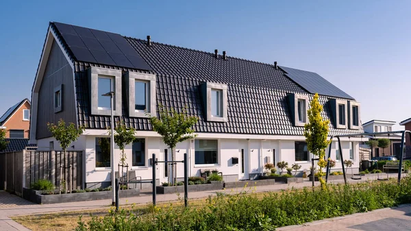 Recém Construir Casas Com Painéis Solares Ligados Telhado Contra Céu — Fotografia de Stock