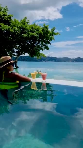 Cocktails Edge Infinity Pool Luxury Hotel Colorful Fruit Cocktails Woman — Stok video