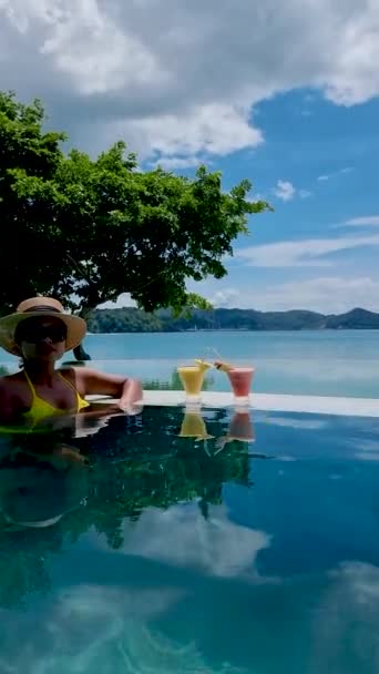 Cocktails Edge Infinity Pool Luxury Hotel Colorful Fruit Cocktails Woman — Stockvideo