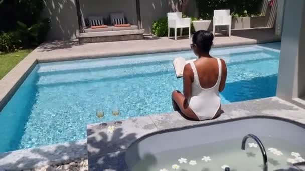 Mulheres Asiáticas Férias Luxo Uma Casa Campo Piscina Mulher Por — Vídeo de Stock