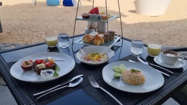 Breakfast Beach Thailand Luxury Breakfast Table Food Beautiful Tropical Sea — Stock videók