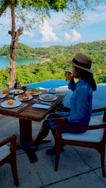 Snídaně Pláži Thajsku Luxusní Snídaňový Stůl Jídlem Krásným Tropickým Výhledem — Stock video