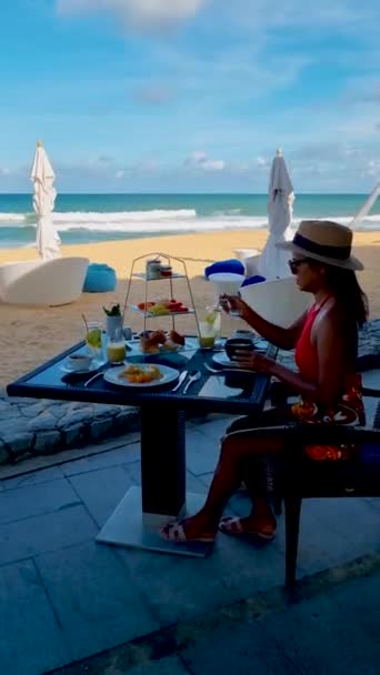 Desayuno Playa Tailandia Una Mesa Desayuno Lujo Con Comida Hermoso — Vídeo de stock